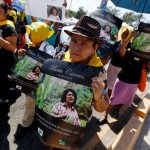 Manifestanti e attivisti chiedono giustizia per la morte di Berta Cáceres a Tegucigalpa, Honduras, il 16 marzo 2016. (Jorge Cabrera, Reuters/Contrasto)