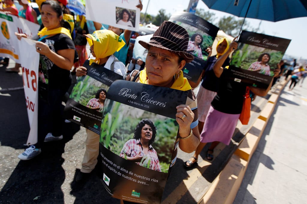 Manifestanti e attivisti chiedono giustizia per la morte di Berta Cáceres a Tegucigalpa, Honduras, il 16 marzo 2016. (Jorge Cabrera, Reuters/Contrasto)